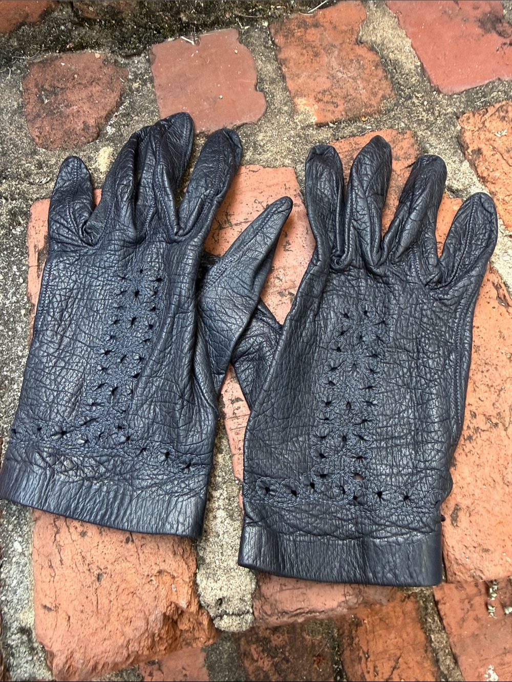 Vintage Black Pebbled Leather Gloves Unlined Minimalist Classic Size 7